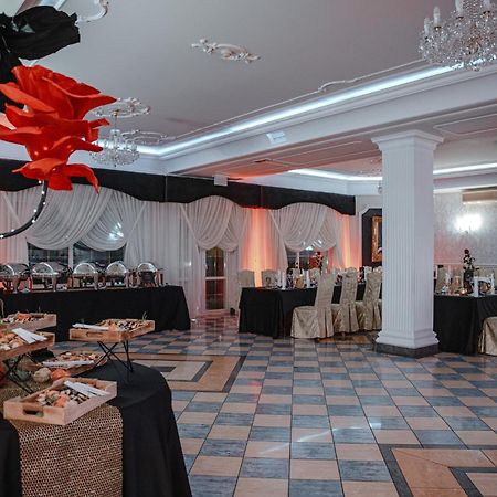 Dwor Czarneckiego Hotell Porosły Exteriör bild