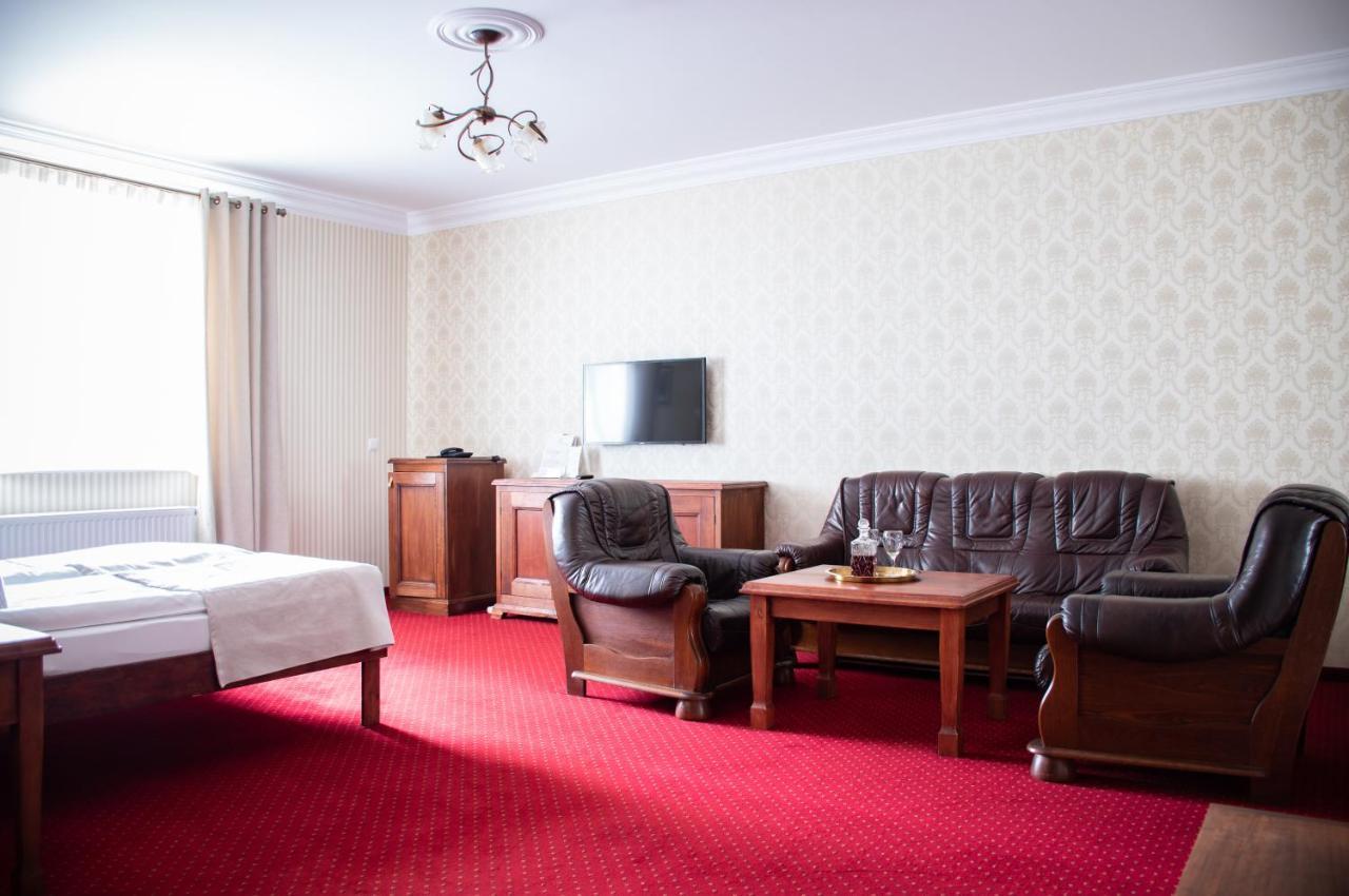 Dwor Czarneckiego Hotell Porosły Exteriör bild
