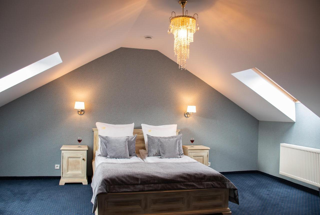 Dwor Czarneckiego Hotell Porosły Exteriör bild