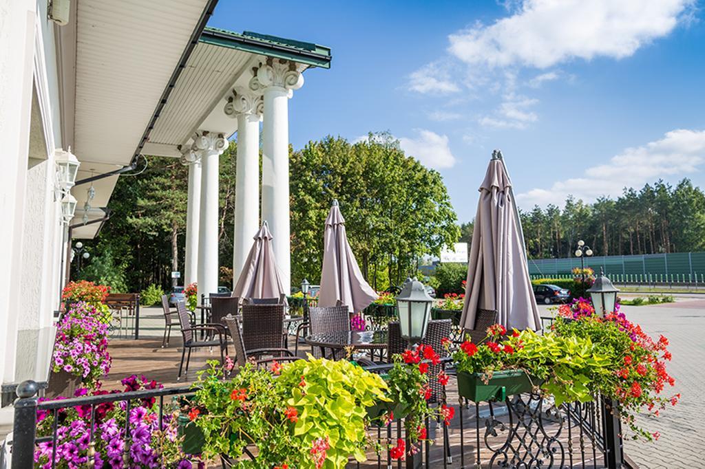 Dwor Czarneckiego Hotell Porosły Exteriör bild