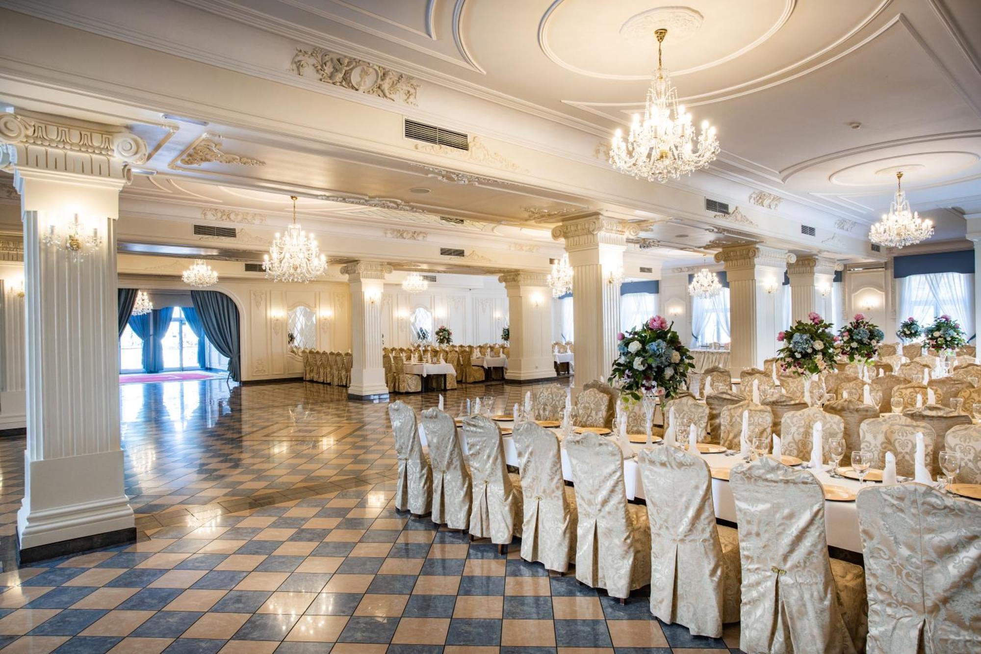 Dwor Czarneckiego Hotell Porosły Exteriör bild