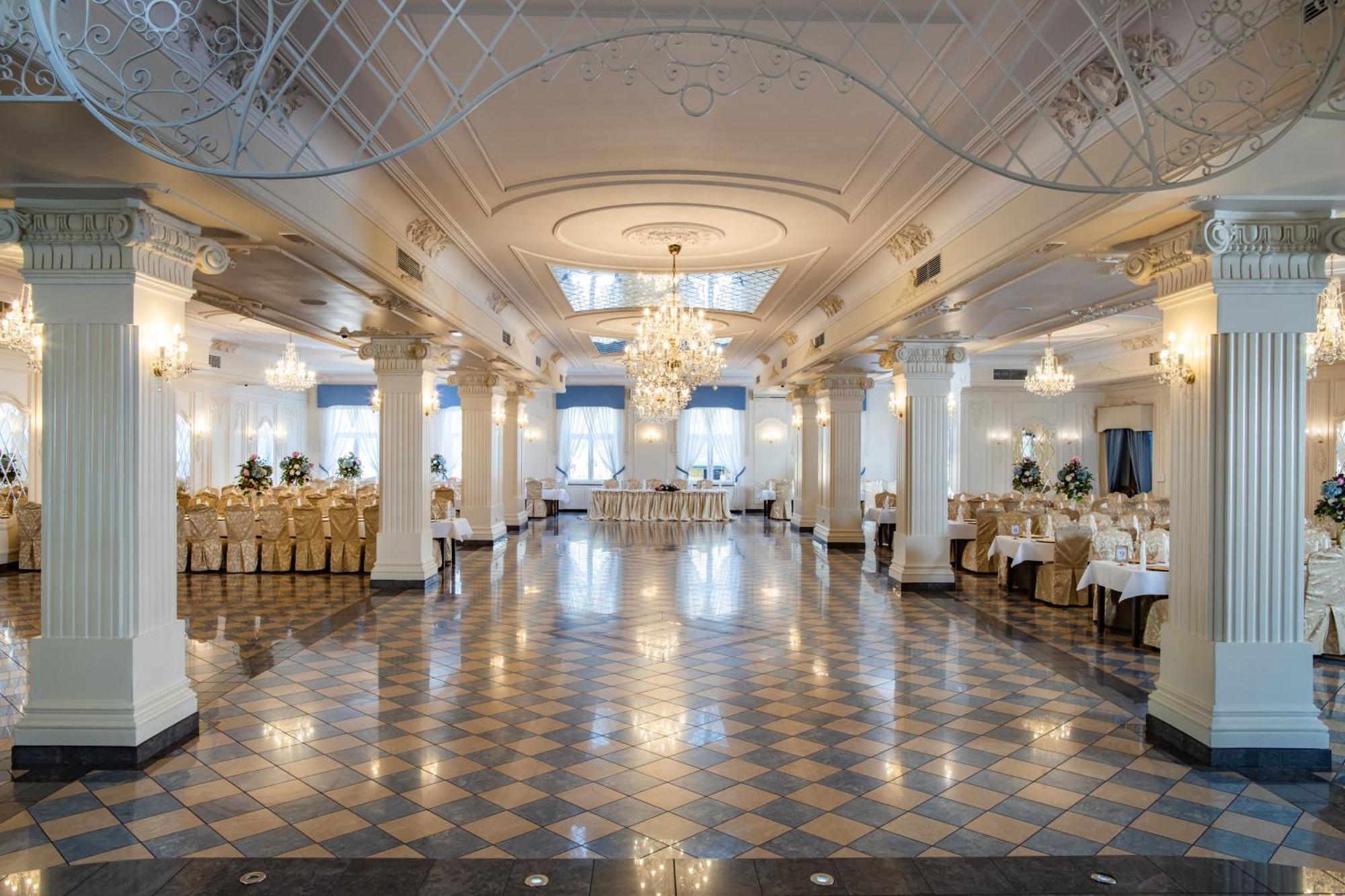 Dwor Czarneckiego Hotell Porosły Exteriör bild