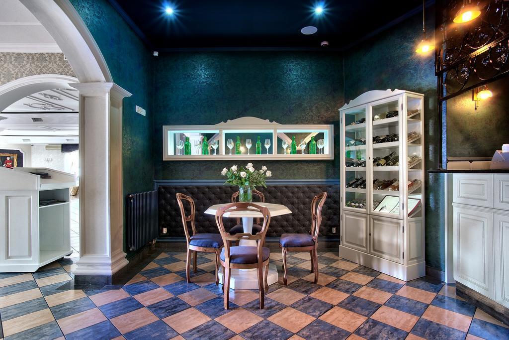Dwor Czarneckiego Hotell Porosły Exteriör bild