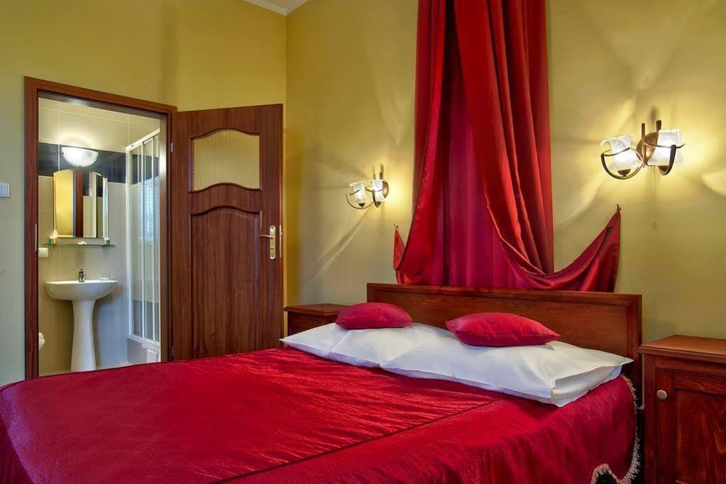 Dwor Czarneckiego Hotell Porosły Exteriör bild