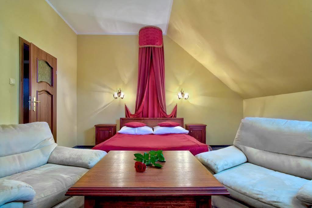 Dwor Czarneckiego Hotell Porosły Exteriör bild