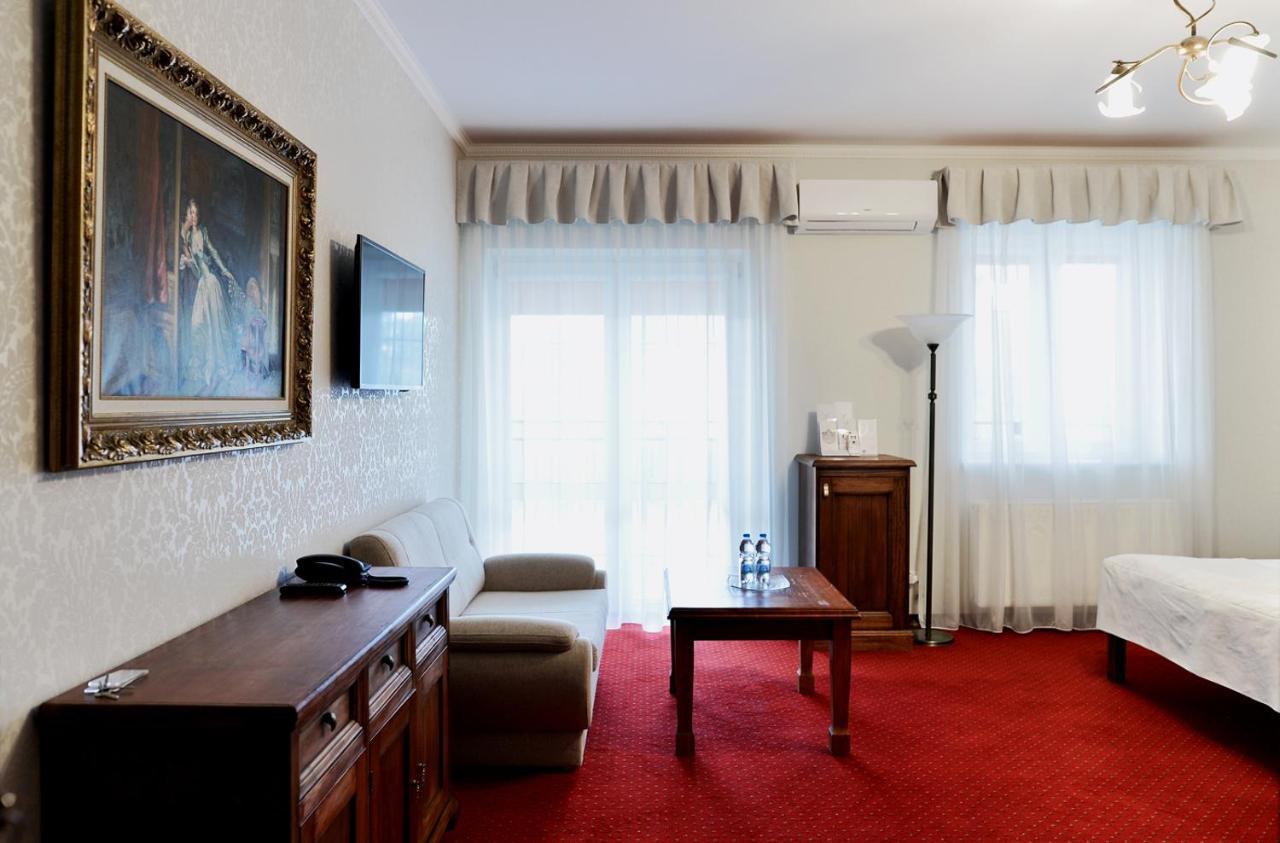 Dwor Czarneckiego Hotell Porosły Exteriör bild