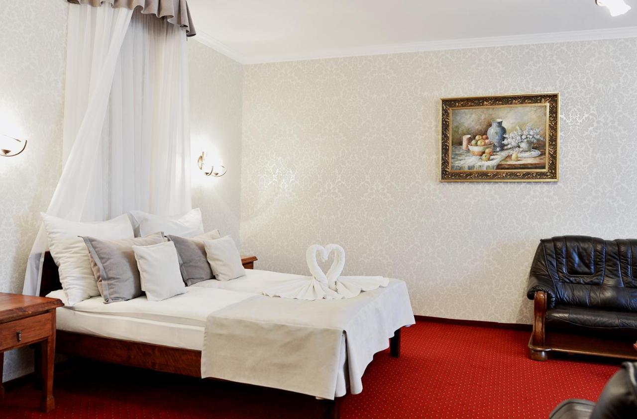 Dwor Czarneckiego Hotell Porosły Exteriör bild
