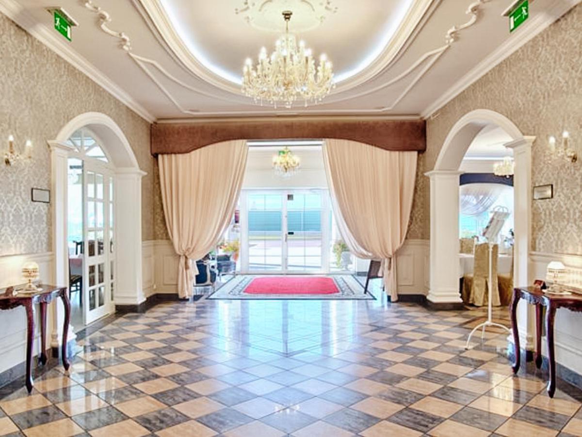 Dwor Czarneckiego Hotell Porosły Exteriör bild