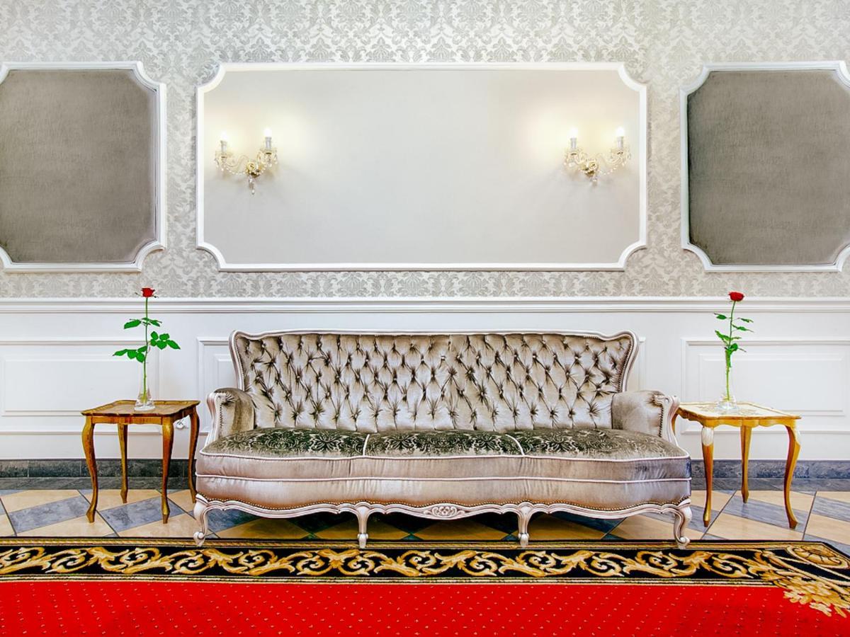 Dwor Czarneckiego Hotell Porosły Exteriör bild