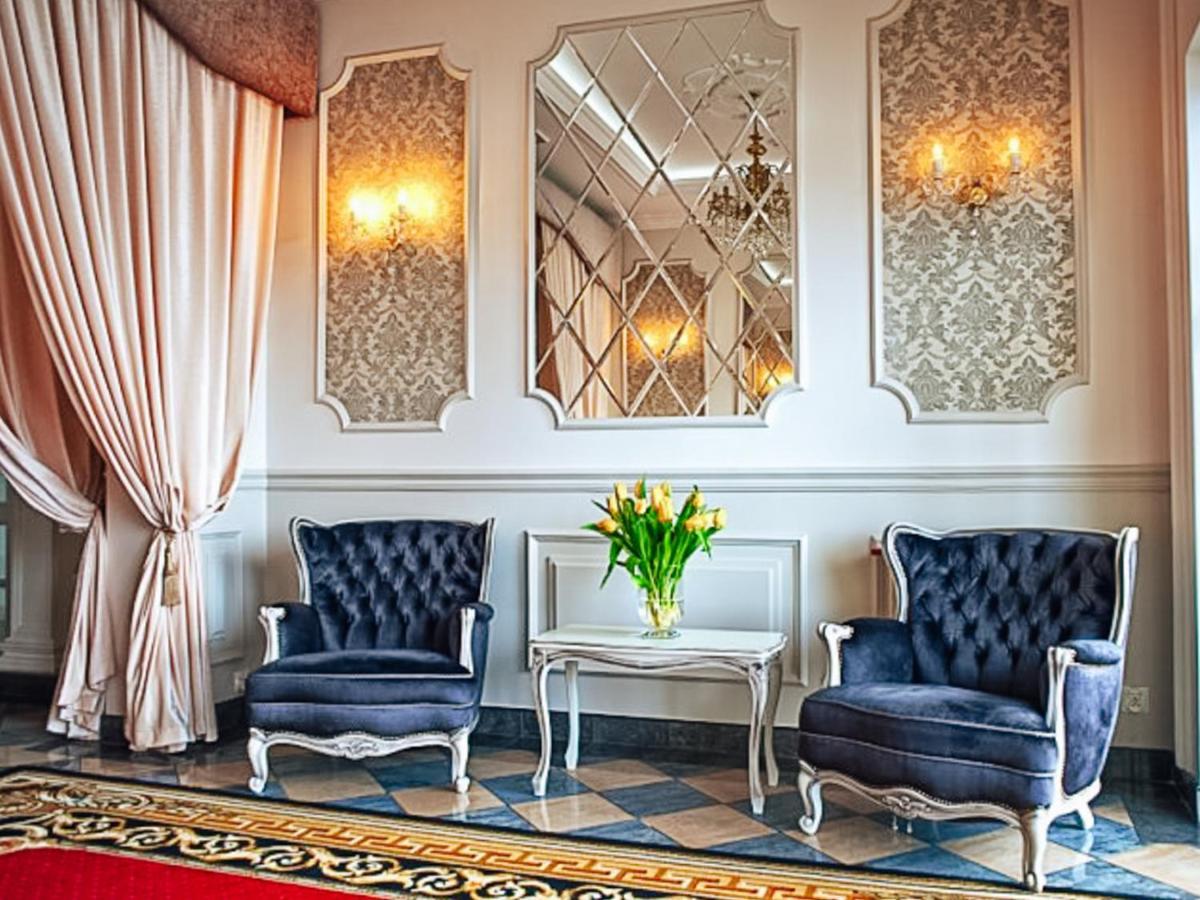 Dwor Czarneckiego Hotell Porosły Exteriör bild