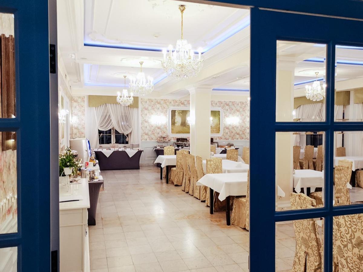 Dwor Czarneckiego Hotell Porosły Exteriör bild