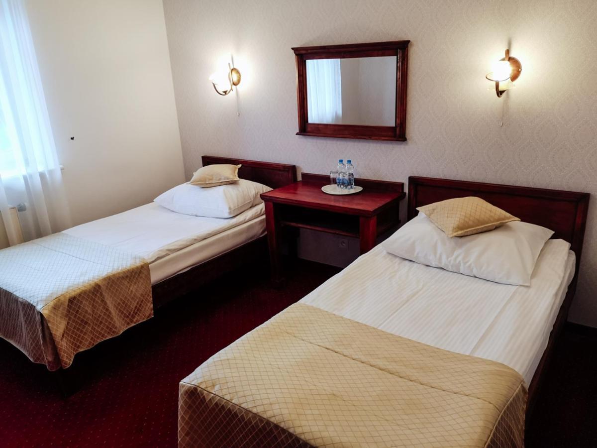 Dwor Czarneckiego Hotell Porosły Exteriör bild